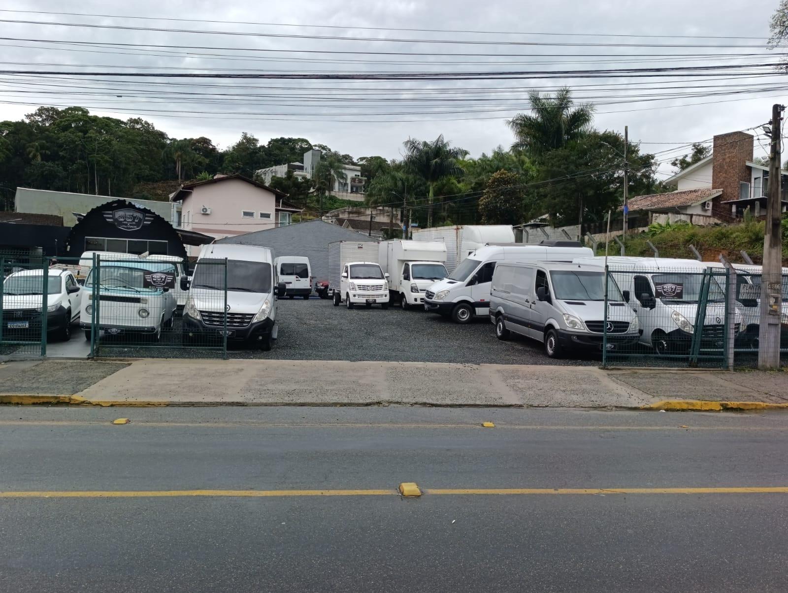 Vista ampla da loja 357 Veículos e Utilitários em Joinville, com utilitários no pátio