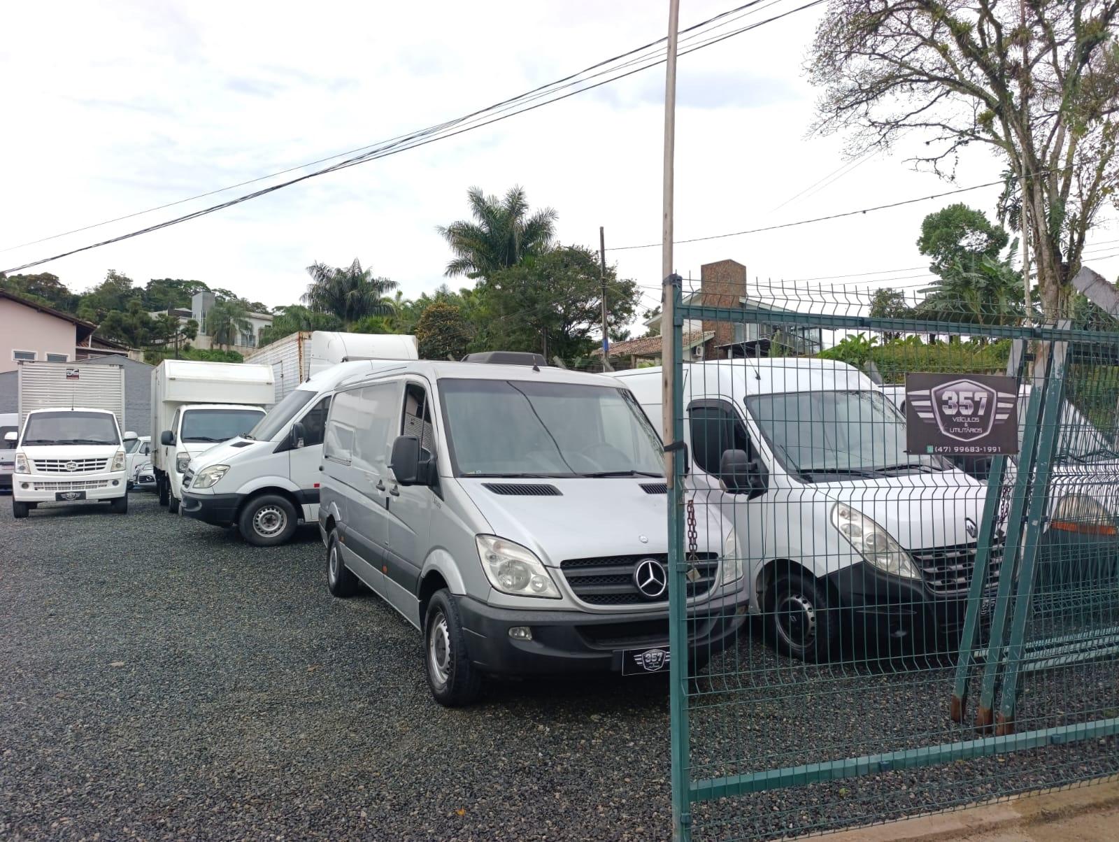 Placa da 357 Veículos e Utilitários e vans estacionadas no pátio da loja em Joinville