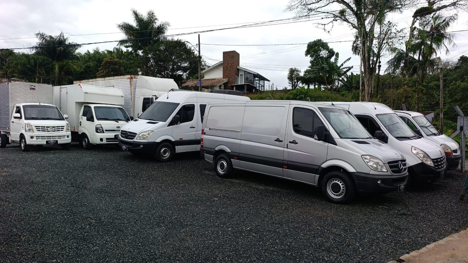 Pátio da 357 com furgões, vans e utilitários seminovos em estoque em Joinville