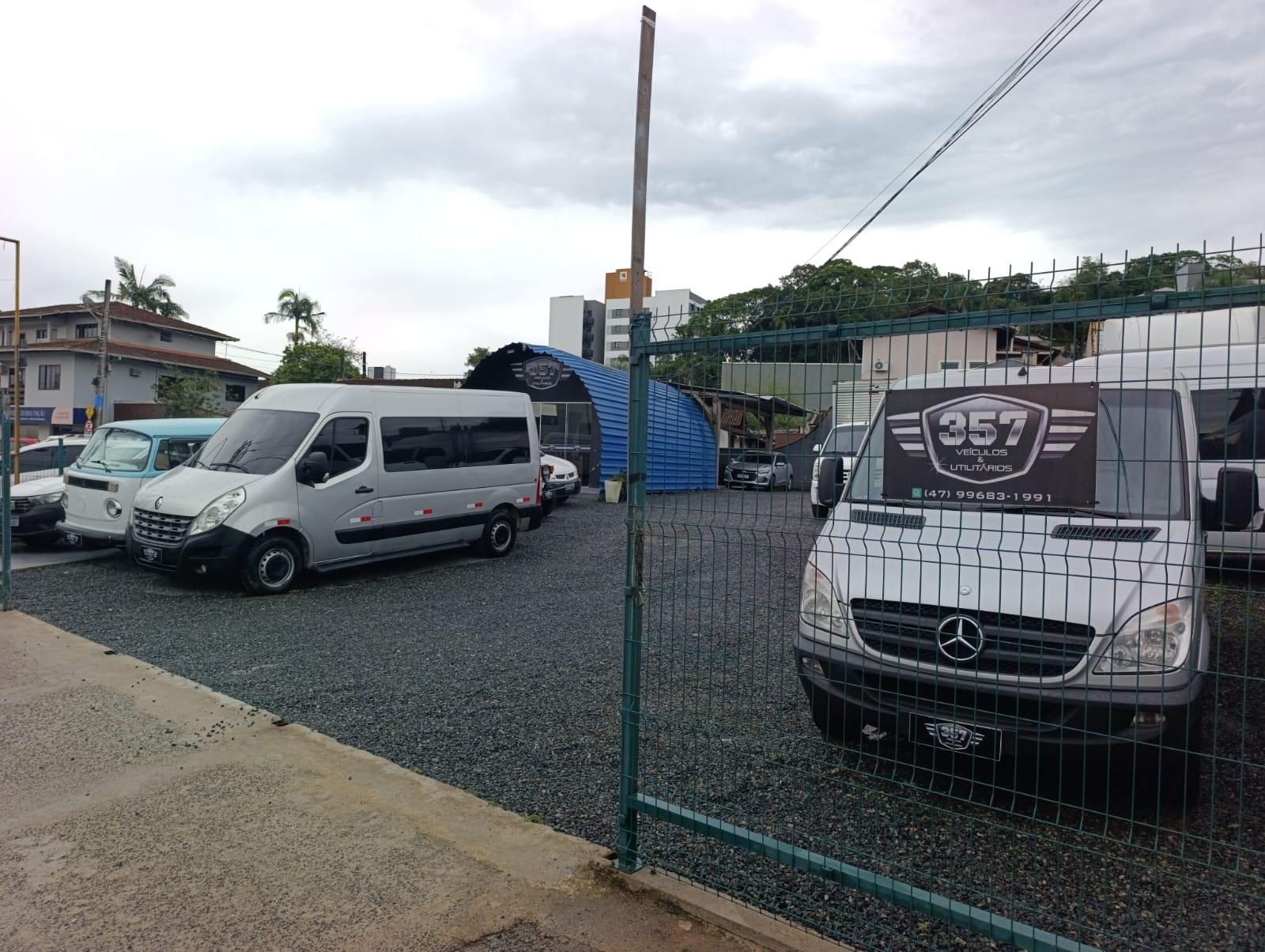 Entrada da loja 357 Veículos e Utilitários com a garagem e utilitários no pátio