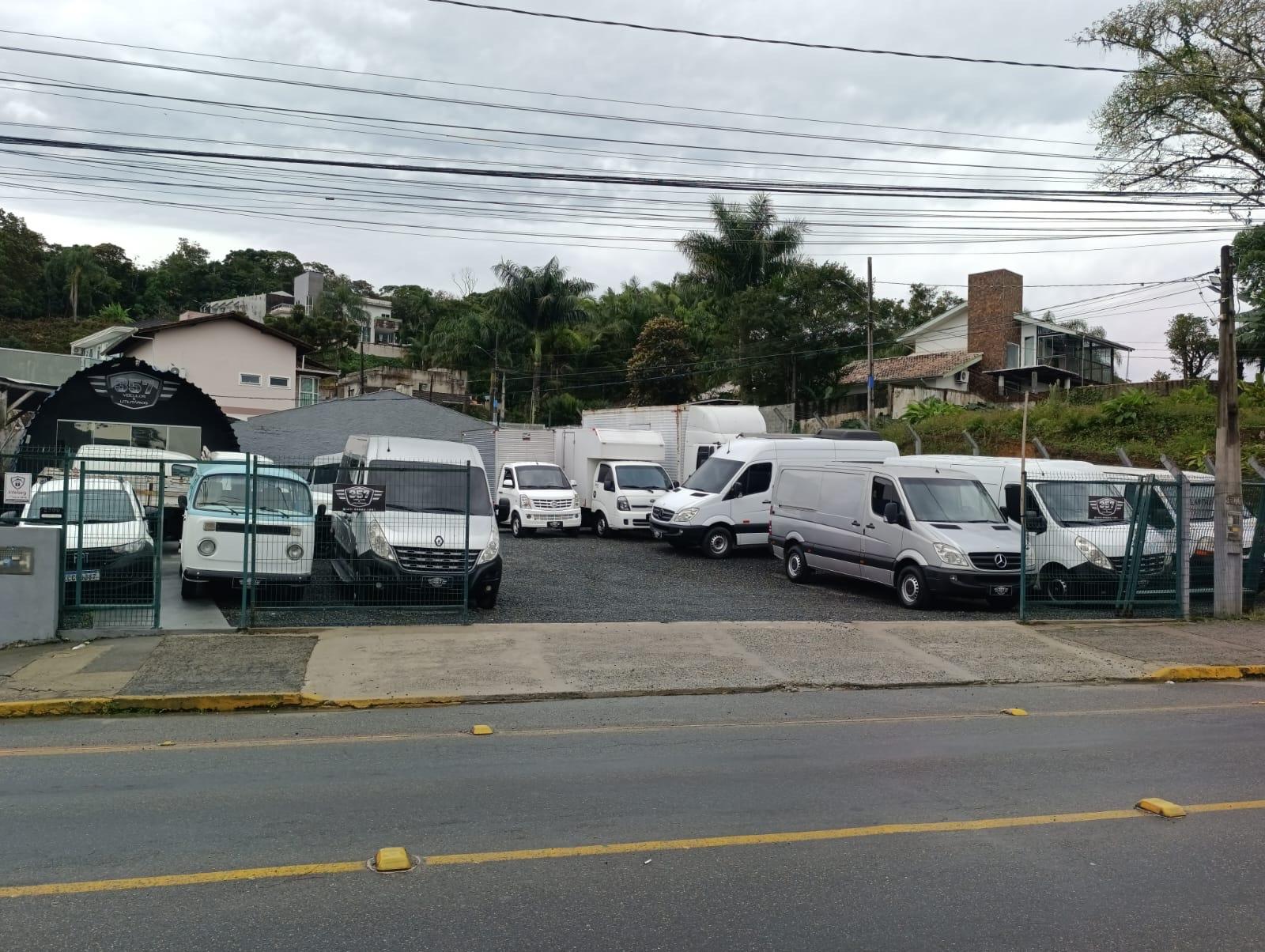 Fachada da 357 Veículos e Utilitários na Rua Benjamin Constant, 2300, em Joinville/SC, com o pátio de utilitários