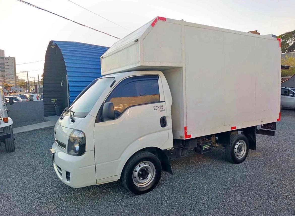 Kia Bongo 2500 Baú 2018 — foto 13 de 13